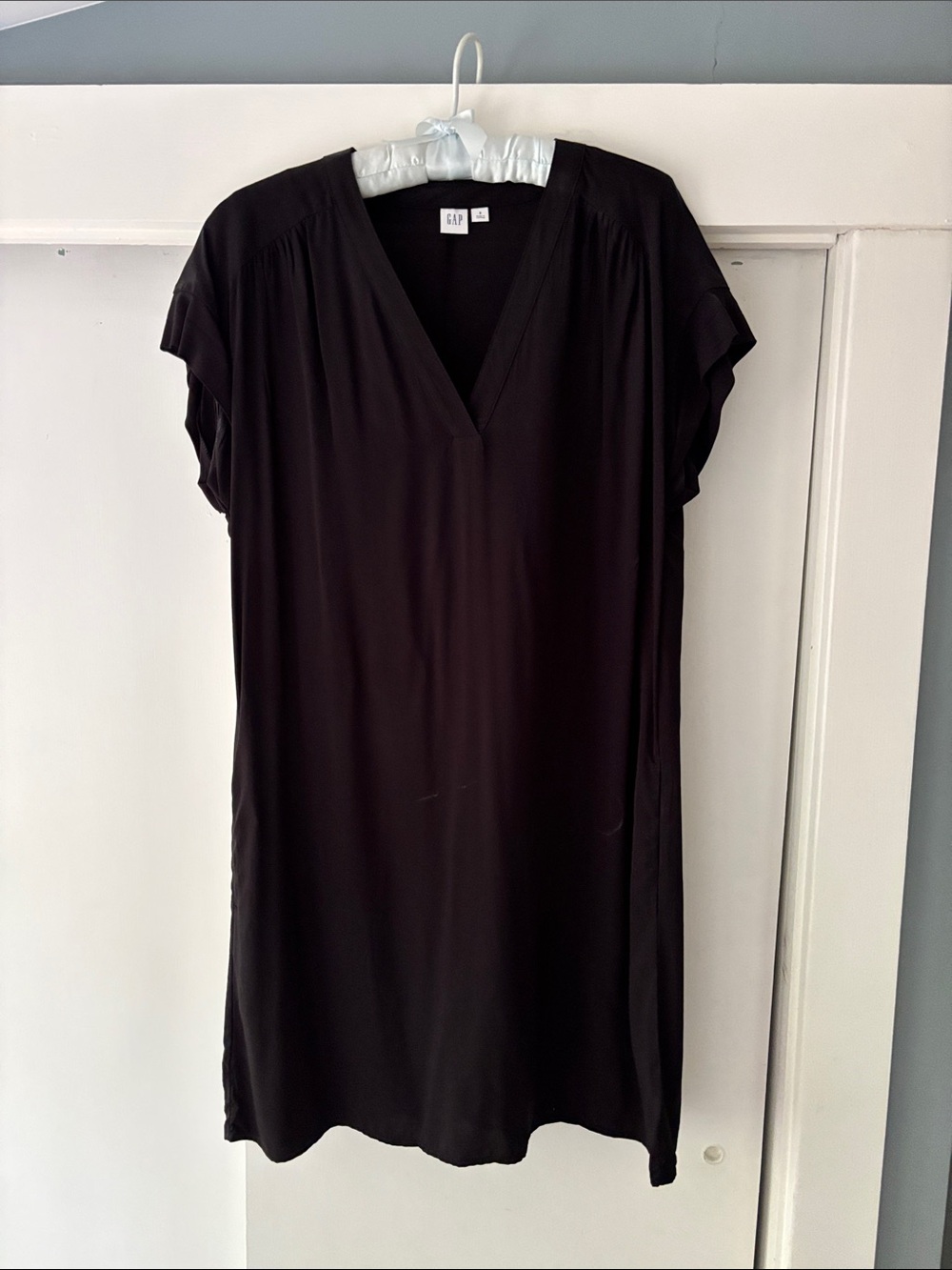 GAP Black V-Neck Short Sleeve Silkweight Shift Dress